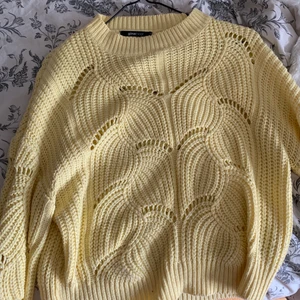 gul stickad tröja - jättefin gullig stickad tröja från gina. knappt använd så i jättebra skick. passar nog både s/m✨💛