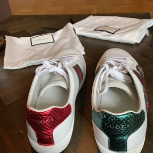 GUCCI sneakers strl 38 - Sneakers från GUCCI, använda vid 2 tillfällen. Storlek 38 på papper men skulle säga att de är stora i storleken och passar bättre på en 39:a. Säljes pga för stora. I superfint skick ser knappt använda ut överhuvudtaget. Kommer med dustbags. Inköpspris ca 6000kr 