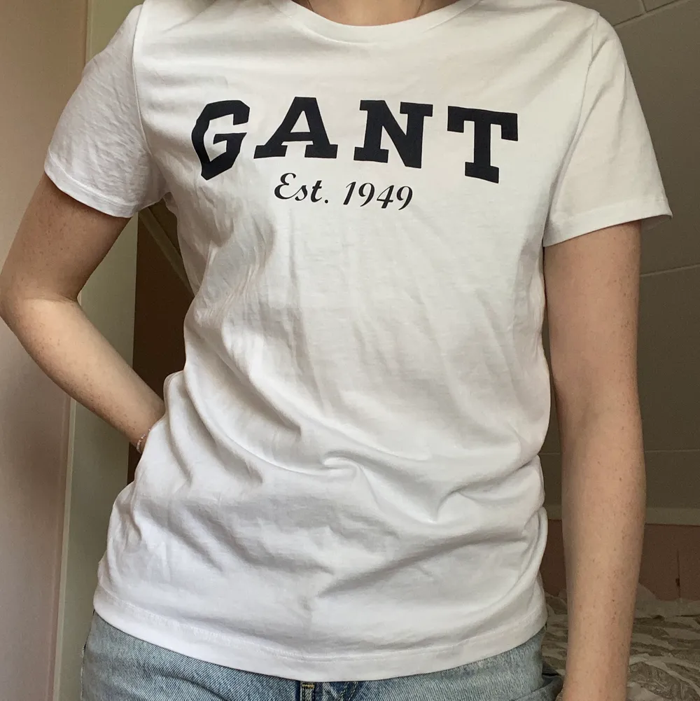 Basic Gant t-shirt som använts 2-3 gånger, mycket bra skick, köparen står även för frakt kostnaden . T-shirts.