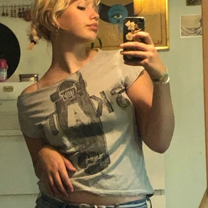 Skate t-shirt - Denna ursnygga topp som jag klippt själv så den sitter asbra! Mjukt o bekvämt material och de finns tyvärr ingen lapp på den, den är använd men i väldigt bra skick. Budgivning om många är intresserade snabbt! 