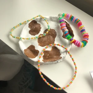 Armband  - 3 hemmagjorda armband i bar skick 💓alla kostar 20 kr st om man köper att tre kostar dom 60 kr. Ni betalar även 10 kr frakt om ni köper💓 jag packar även med extra saker och godis och sådant om ni beställer 