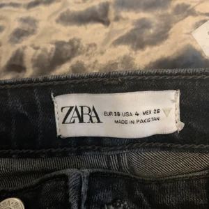 Zara jeans storlek 36  - Säljer pågrund av att dem har blivit för små för mig. Som ni kan se har en del av jeansen lossnat på sidan men e inte ett så stort problem. Pris kan även diskuteras