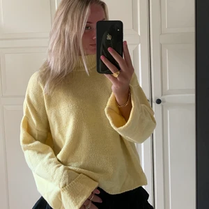 Gul stickad tröja  - Gul stickad tröja från Mango💛