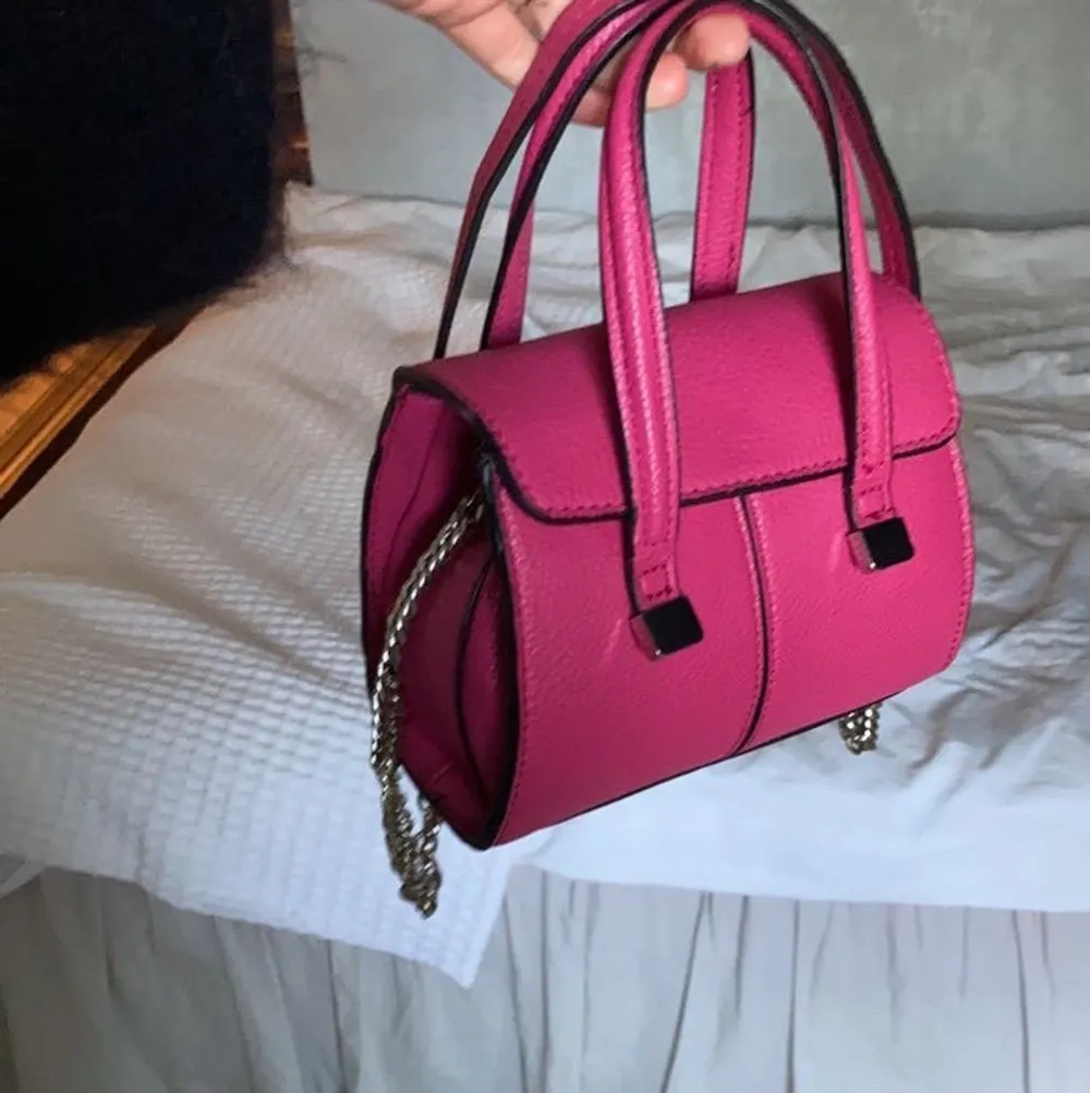 Jätte söt rosa väska. Har tyväär inte kommit till stor användning hemma hos mig och är därför i väldigt sparsamt skick. Som ny! 🥰. Väskor.