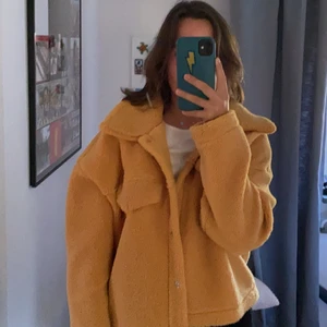 Teddyjacka - Teddyjacka från Gina perfekt till hösten! Köpt i storlek L och sitter så att man har plats med hoddie om man har storlek S. Perfekt skick! 