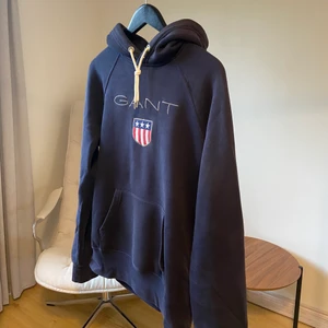 Gant Hoodie  - En Gant Hoodie i storlek medium. Tröjan är av den mörkblåa färgen. Säljs pga att den tyvärr inte används. Nypris 1600kr. I övrigt så är tröjan i mycket bra skick!