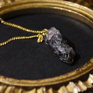 Halsband ametist - En rå äkta ametist med en guldig kedja. 