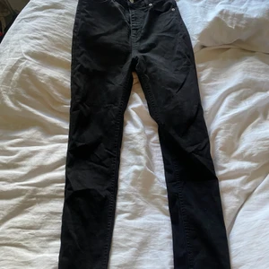 Jeans - Jeans från nakd i strl 38. Väldigt fint skick.  Köparen står för frakten om du inte kan mötas upp (endast i Falköping).                                                                                 Om du kombinerar med fler av mina plagg tar jag endast en frakt avgift. Köparen ska även betala innan plagget skickas med ett bevis från swish. 