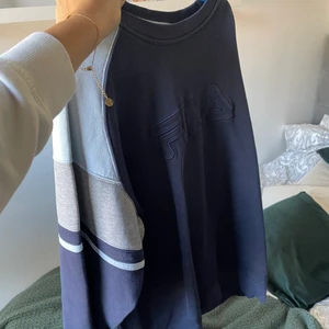 Fila sweatshirt - Super cool fila sweatshirt som jag köpt här på Plick men som tyvärr inte kommit till så mycket användning. Sweatshirten är i storlek L men passar alla storlekar beroende på önskad passform. Jag är oftast xs/s och den sitter overzised på mig💘 Hör gärna av dig vid intresse eller för fler bilder🥰