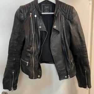 Skinnjacka från Zara - Fint skick. Äkta skinn.