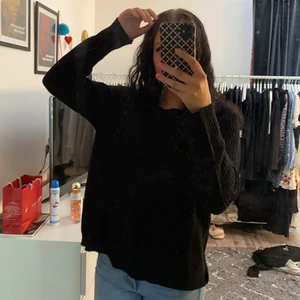 Stickad tröja strl L mer som s - Svart stickad tröja från JACOULINE de yong i strl L men är mer som en S