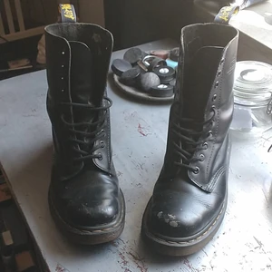 Dr martens - Ett par väl använda Dr Martens som ändå har lite kvar att ge. De är ganska slitna (se bilder) men docs tål det mesta! 