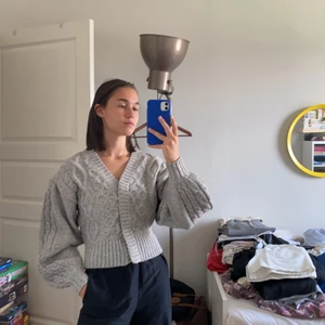 H&M stickad tröja  - Väldigt fin och skön stickad tröja i grå färg, tjock och skön att ha nu i vintern. Aldrig använd så i perfekt skick, nypris 399kr