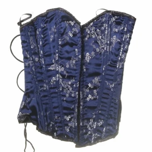 Blå korsett - Säljer denna skitsnygga korsett!! Bra skick och endast använd 2 gånger. Passar mellan XS-S, snören på baksidan så man kan bestämma hur hårt den ska sitta 💙