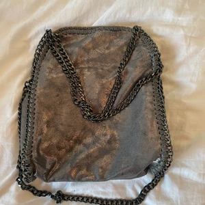 Stella Mccartney väska - Säljer denna Stella Mccartney inspererade väska (inte äkta), aldirg använd💓