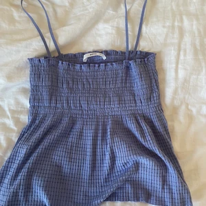 Blå topp - Säljer denna populära topp från Mango, aldirg använd💓