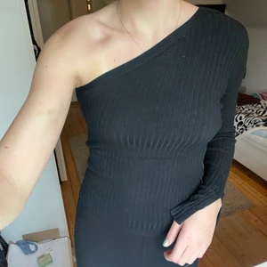 Oneshoulder tröja - Tröja från Bikbok i strl XS, men väldigt stretchigt material så passar nog upp till strl M.