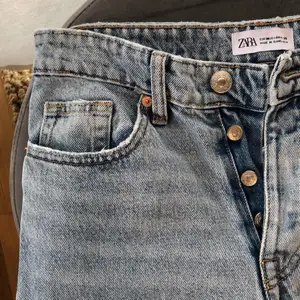Säljer mina favorit jeans som tyvärr blivit försmå. Fin ljus färg med slitningar längst ned. Raka och strl 36. Köparen står för frakten. 
