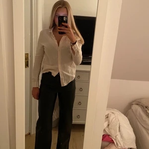 SKINNBYXOR⚡️ - Säljer dessa skit snygga skinn brallor från HM!⚡️Använda och 1 gång, så jättefint skick💖 (Jag är 168 cm)