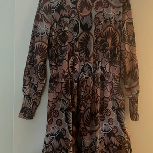 Klänning i storlek M - Nyskick med tagg kvar.