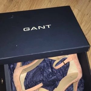 Äkta gant klackskor. - Hej! Jag säljer mina klackskor som jag har köpt några veckor innan sommaren. Som har använts 1 gång bara under en liten klassfest. Skorna är i bra skick och är väldigt fina. Som du ser så har den inga hål inget på tygen utan bara lite smutsig på andra sidan. Skorna är äkta det kan man se genom priset också. Sänker den från 2199 till 850kr. Storlek 40 Väldigt billigt och bra för så fina och bra skor. Kan visa fler bilder ifall det önskas! :)