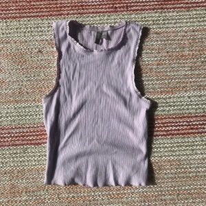 Pastill-lila linne med blomdetaljer✨ - Sötaste toppen hallåå??? 