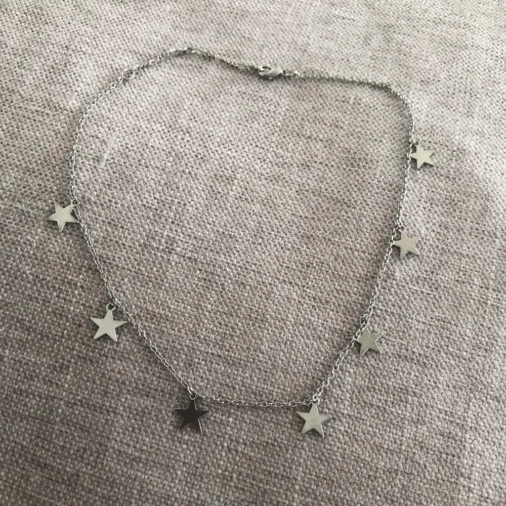 Supergulligt halsband med stjärnor som passar perfekt att ha tillsammans med andra halsband. Köpt på Brandy Melville, köparen står för frakten. . Accessoarer.