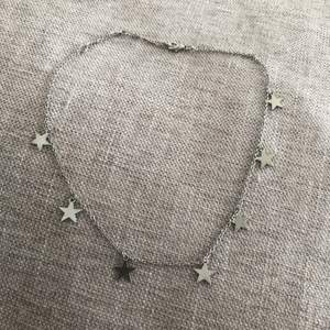 Supergulligt halsband med stjärnor som passar perfekt att ha tillsammans med andra halsband. Köpt på Brandy Melville, köparen står för frakten. 