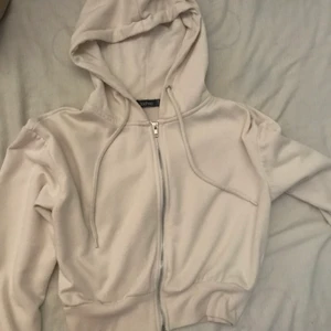 Kort zip hoodie - Kort zip hoodie i stl S-L, passar alla från boohoo som inte används längre.