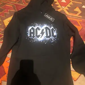 Helt oanvänd Acdc hoodie