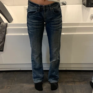 Mörkblåa 72+UNLIMITED jeans - Intressekoll på mina jättefina 72+UNLIMITED jeans, älskar dessa jeans men kommer inte till lika stor använding, säljer bara vid bra bud! Skriv privat för frågor och andra bilder