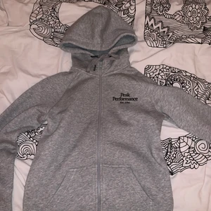 Peak performance  - Helt ny peak tröja! Aldrig använd endast testad. Ps. Köparen står för frakten. Hör av er vid frågor! Priset kan diskuteras vid snabb affär🥰