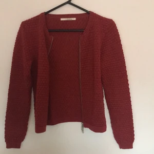 Kofta med dragkedja - Mörkröd kofta med dragkedja, smal passform från danska designern Sibin Linnebjerg. 