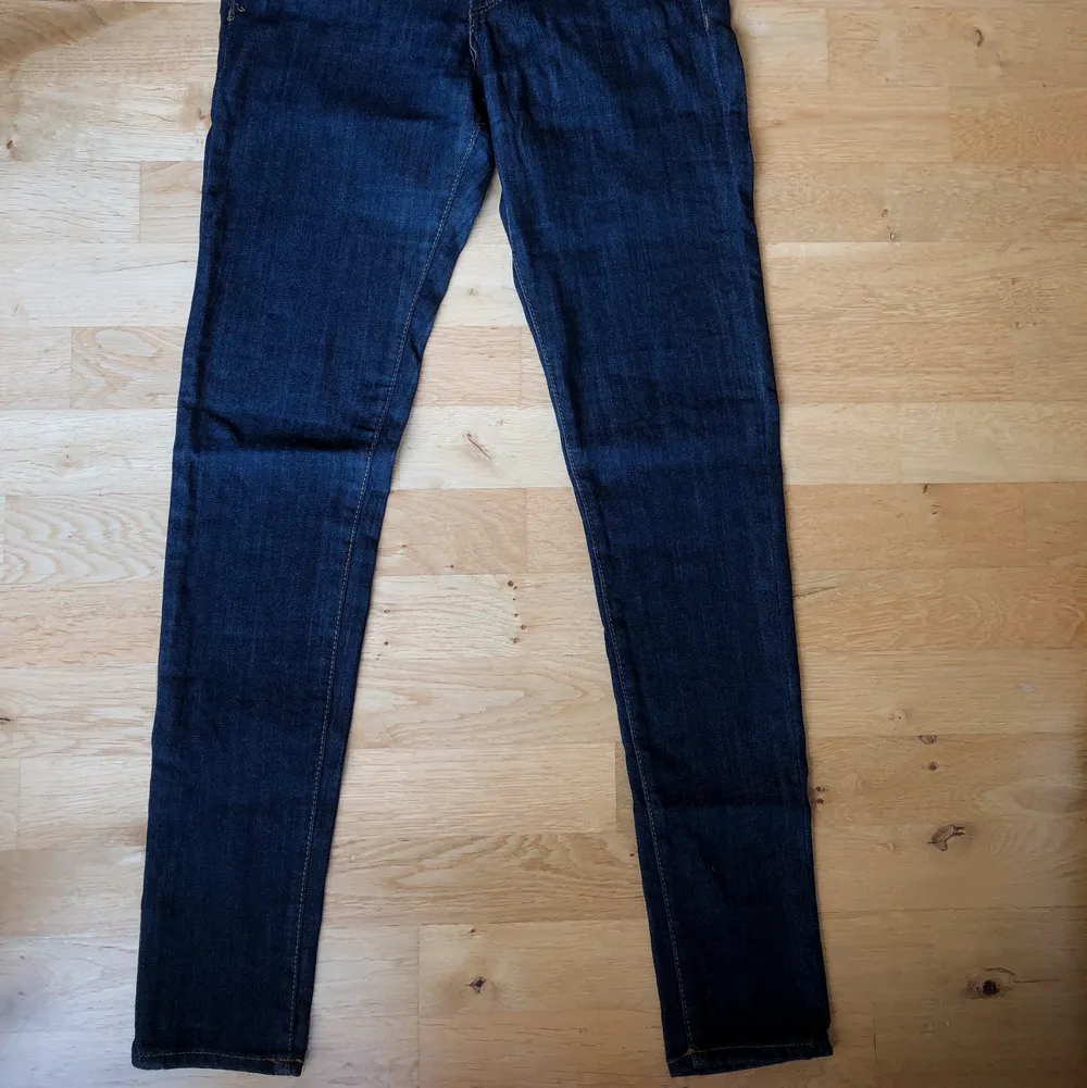 Stretchiga jeans från H&M i modell ”Super Skinny Low Waist” 💙 använda så att det blivit lite ljusa slitningar på vissa ställen. Jeans & Byxor.