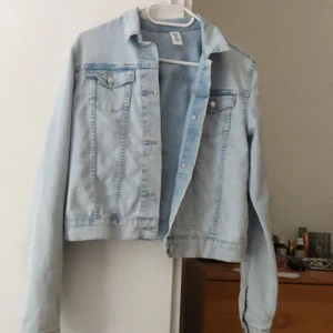 Jeans jacka  - Säljer denna fina jeans jackan eftersom den e tyvär för liten jätte fin ut tvättad blå färg på den. Nypris 150