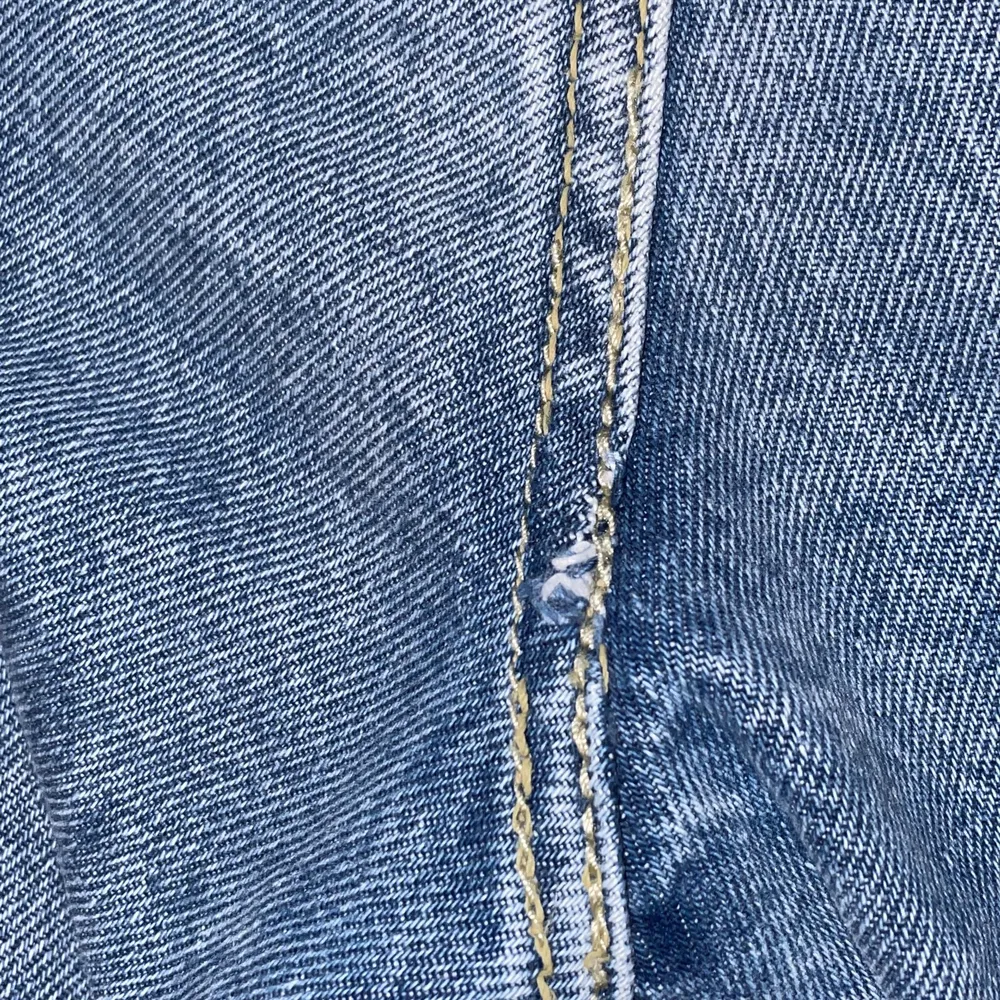 Ett par jeans som var stora på mig, jag är 159 men har vikt in byxorna så dom är typ 6-7 cm till, så dom är ganska långa. Mer info så skriv privat. Köpta på Zalando men märket är stradivarius. Ett litet märke är vid rumpan men det syns inte alls när man har på dom, det är bara sömmen som spräckts lite lite grann. (Köparen står för frakten!). Jeans & Byxor.