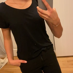 Svart T-Shirt - En svart T-shirt som sitter löst och bekvämt💓 Inga slitage, en enkel svart T-shirt i stl XS