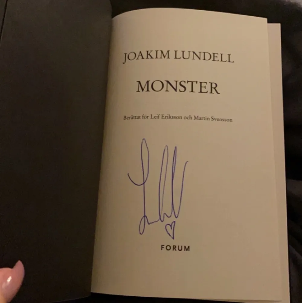 Joakim Lundells bok monster som är signerad av Joakim. Boken är i helt nytt skick. . Övrigt.