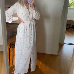 Mary dress - Drömig klänning från Stockh LM, inköpt i början av sommaren, säljer den då den aldrig kom till användning. Nypris 1099 kr, säljer den för 400 kr+frakt. Den är i storlek xs