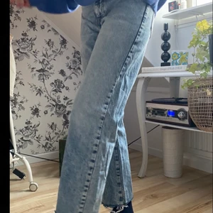 Zara jeans  - Säljer dessa high waist zara jeans💗 De är använda ett fåtal gånger och är därför som i nyskick:) Storlek 38, men passar mig som har 34-36 beroende på hur man vill att de ska sitta😊
