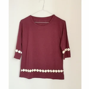 Röd t-shirt med blomdetaljer - Stl XS/S, Aldrig använd endast prövad. Köpt i Sydkorea. 