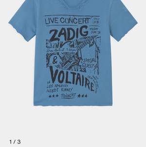 Populär Blå Zadig t-shirt, Ny och ändats använd ett fåtal gånger. Storlek 140 men skulle säga att den är stor i storleken. Men helt perfekt skick och verkligen snyggaste t-shirten!! Budgivning ifall många är intresserade💕