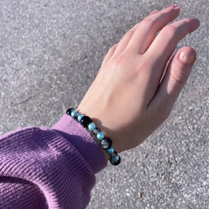 Turkos/svart armband - Snyggt & nytt turkos/svart armband med marmorerade detaljer! Som jag tillverkat för hand. 💕Är gjort på elastisk tråd, men är även öppningsbart med karbinhake. 🥰 Levereras i en söt presentpåse (se sista bilden). Köparen står för frakten (12kr). Vill man ha spårbart paket får man säga till. Samfraktar även gärna💕 Armbandet finns i 2 olika storlekar 17,5cm och 20cm. Finns mer i min profil💕