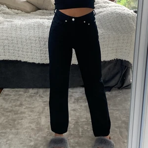 Straight jeans - Säljer dessa helt oanvända jeans från Weekday, modellen heter Rowe extra High straight jeans. Jag är ca 168/169 och storleken är W25 L32🤍