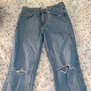 Ur snygga tighta jeans från Zara, storlek:38 men passar även 36. Använd 2 gånger! 🤩🤍 ljusare i verkligheten