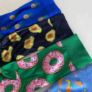 Färgglada strumpor - Min kille har en hel back fylld med såna här strumpor (se bild 3)! Köp ett par för 35kr (inkl frakt) eller alla för 200kr + frakt! <3