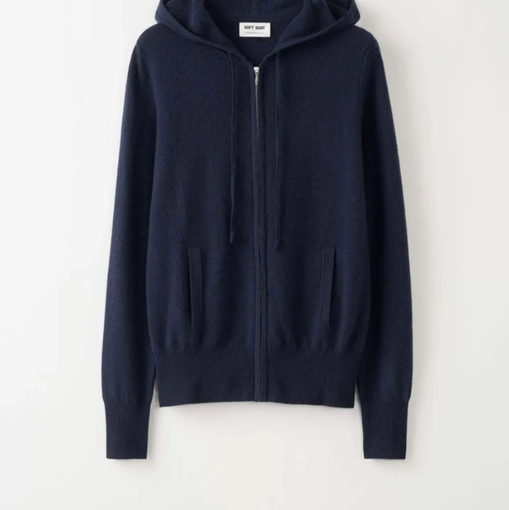 Säljer denna fina zip-hoodie från Soft Goat. Kan eventuellt tänka mig byte av annan färg. 💘😇🥰. Tröjor & Koftor.