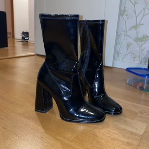 högklackade stövlar med fyrkantig tå - Säljer dessa balla klackar då de inte kommer till användning. Bra skick! Storlek 38