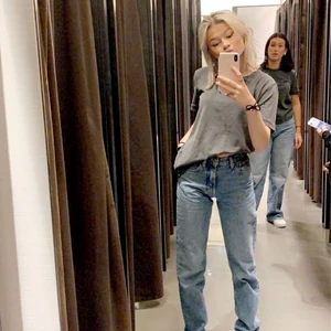 Lågmidjade jeans - Säljer mina älskade zara low waist jeans som tyvärr inte passar längre , sitter skit fint på och är knappt använda då dom är för små. Storlek 34. Slutsålda i butik