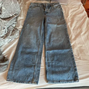 Mom jeans  - Ljus blåa mom jeans ifrån Bik Bok. Storlek 27, skulle säga att dom sitter som en S/ liten M. 50kr eller bud! (Köparen står för frakten) 